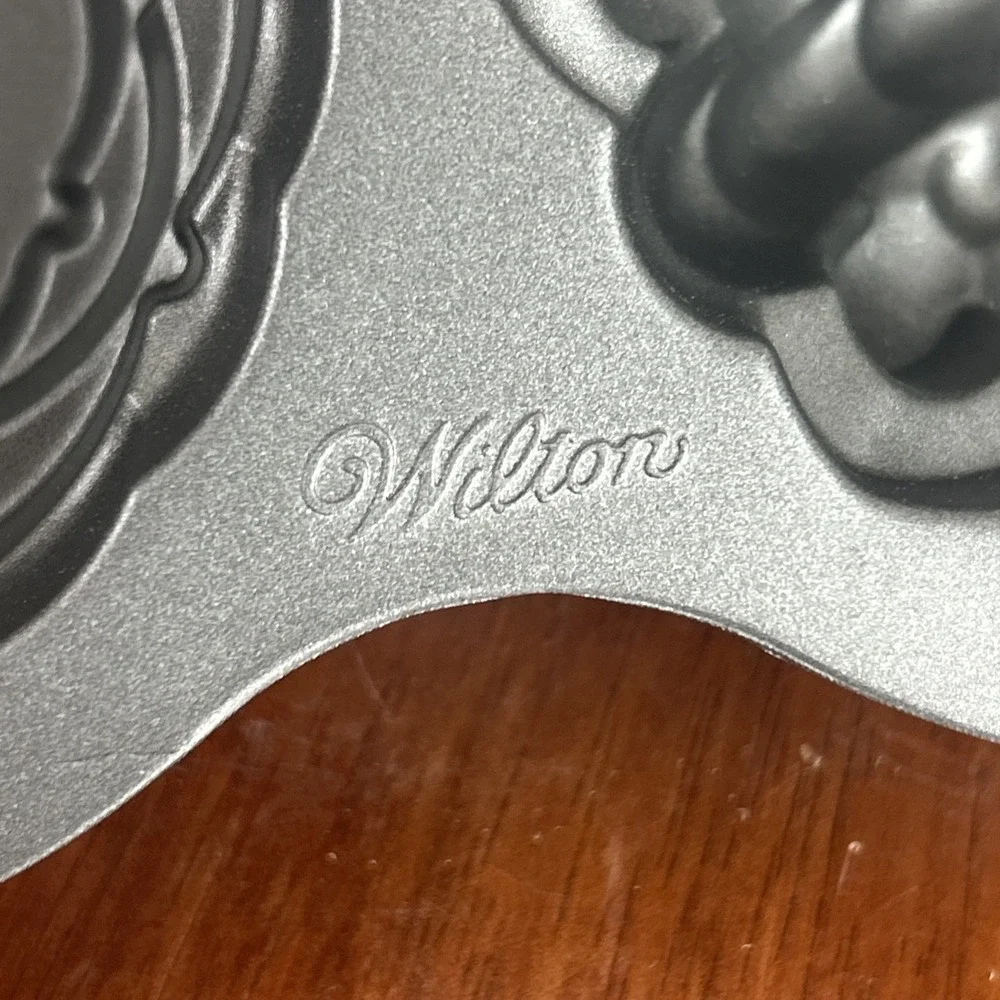 Wilton Mini Cup Cake Muffin Pan Oven 6 Flower Basket Bakeware Non Stick VTG Rare